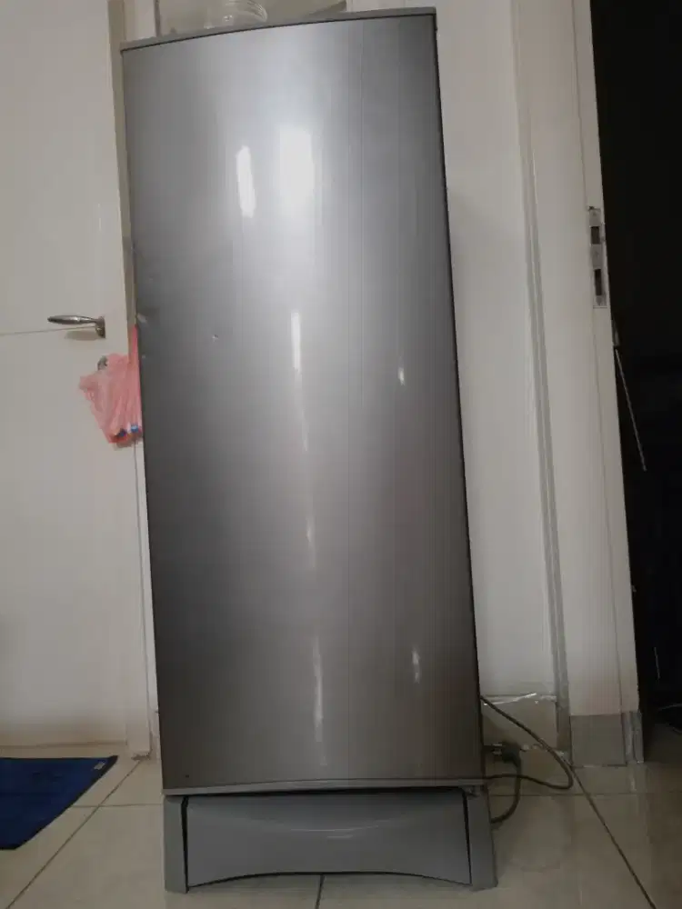 Kulkas 1 pintu, merk Aqua hemat daya listik