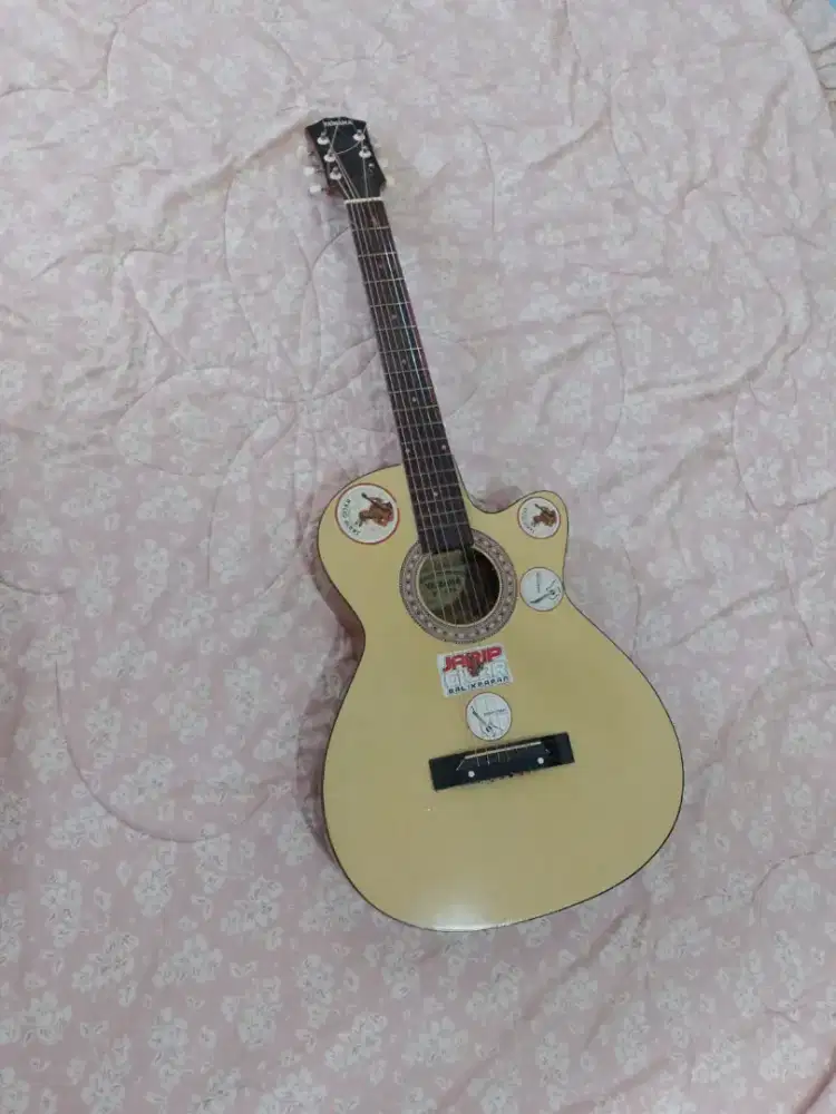 Gitar akustik yamaha