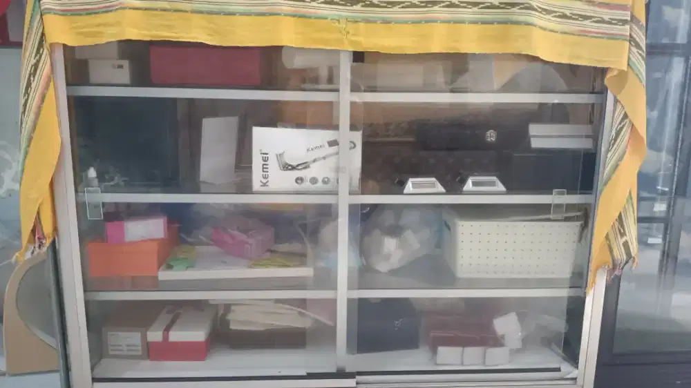 Di jual etalase  bekas