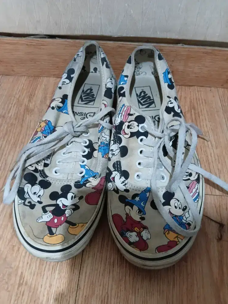 DIJUAL SEPATU VANS X MICKEY SIZE43 ORI