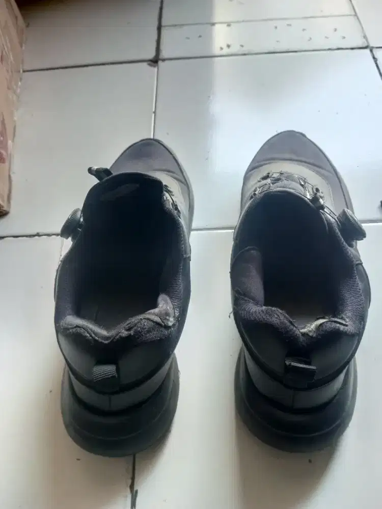 Sepatu running pria merk JBL original