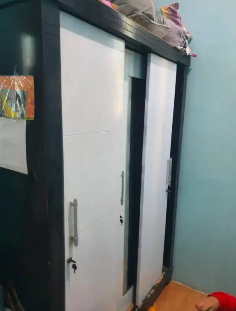 Lemari bekas 3 pintu sleding