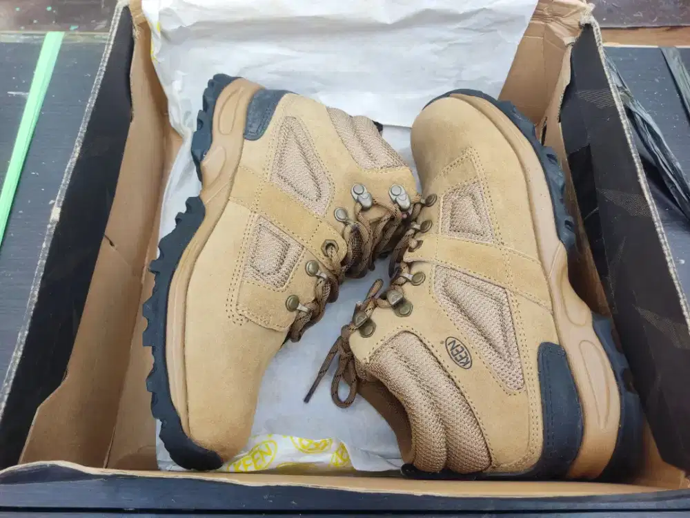 Sepatu boots Keen