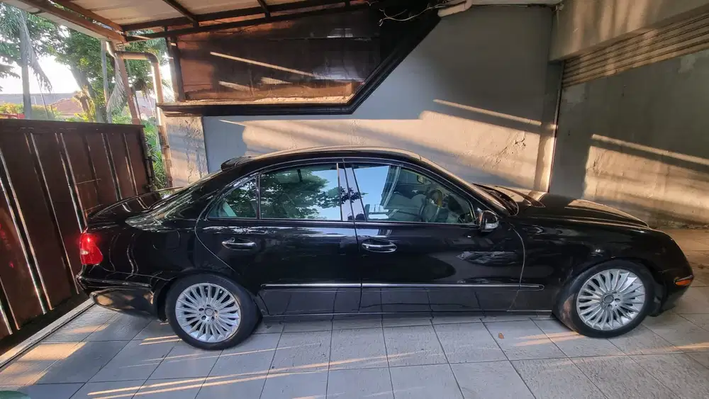 Mercedes-Benz E240 2004 Bensin