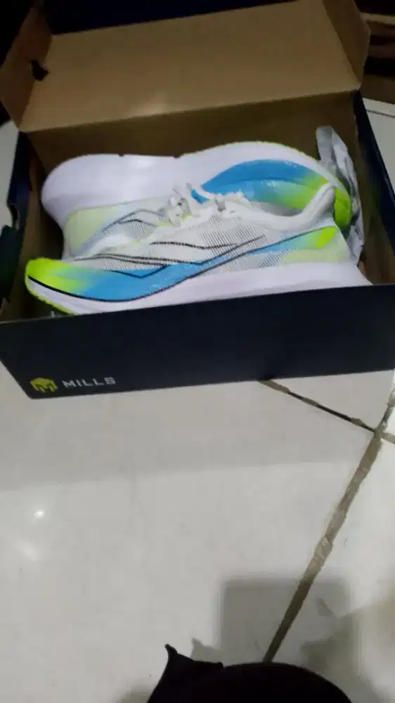 Sepatu Lari Mills Original Size 42 - Mulus Like New