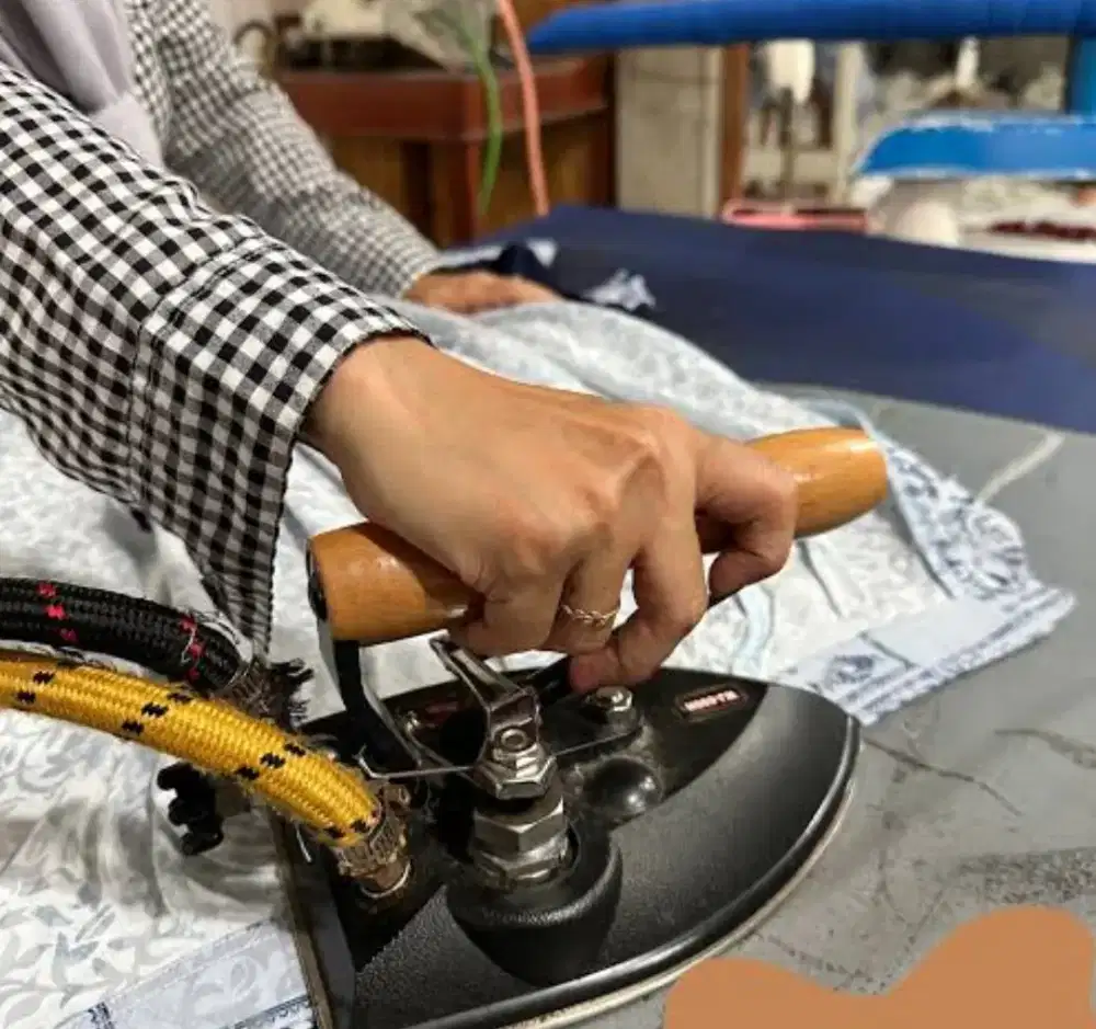 Di cari karyawan Laundry khusus untuk setrika uap dan packing baju