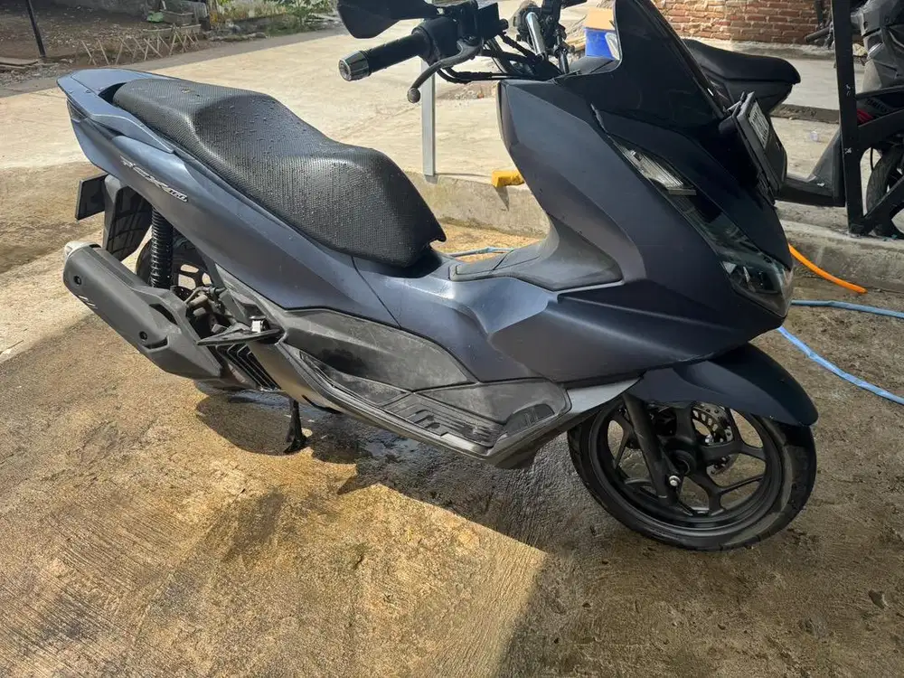 di jual motor pcx cbs tahun 2023 warna biru navi