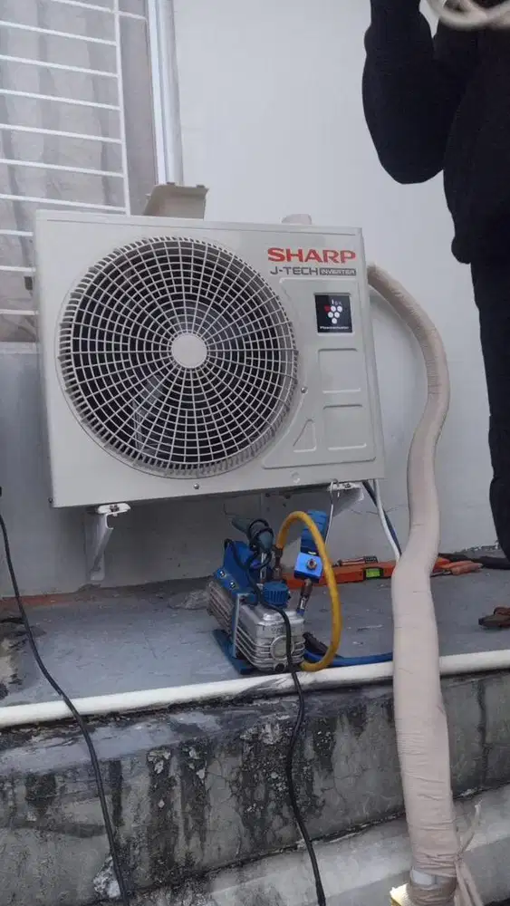 TEKNISI DAN HELPER AC