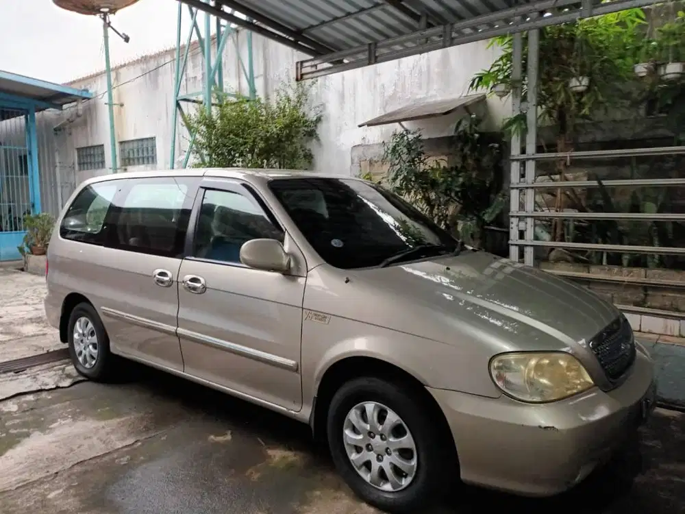 Dijual mobil kesayangan Kia Sedona bensin Mt 2006