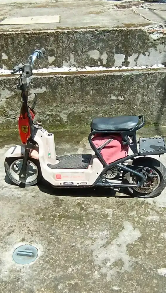 Skuter minus ban saja