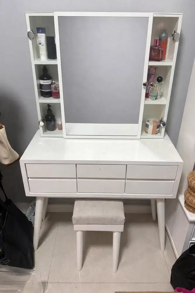 Meja Rias Minimalis Elegan