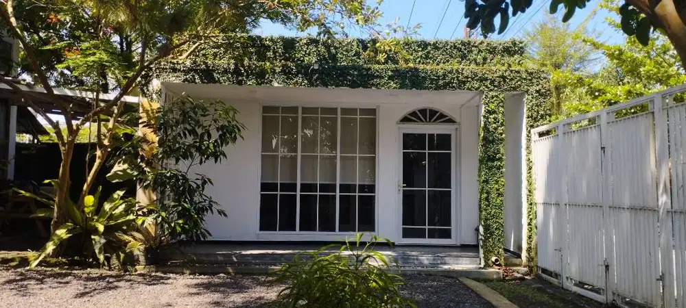 RUMAH STRATEGIS NYAMAN PINGGIR JALAN RAYA DEKAT KANTOR BALAIKOTA