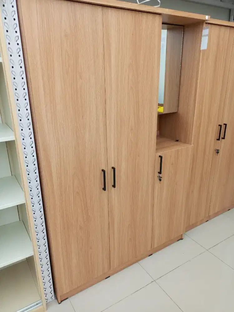 MAJA LEMARI PAKAIAN 3 PINTU