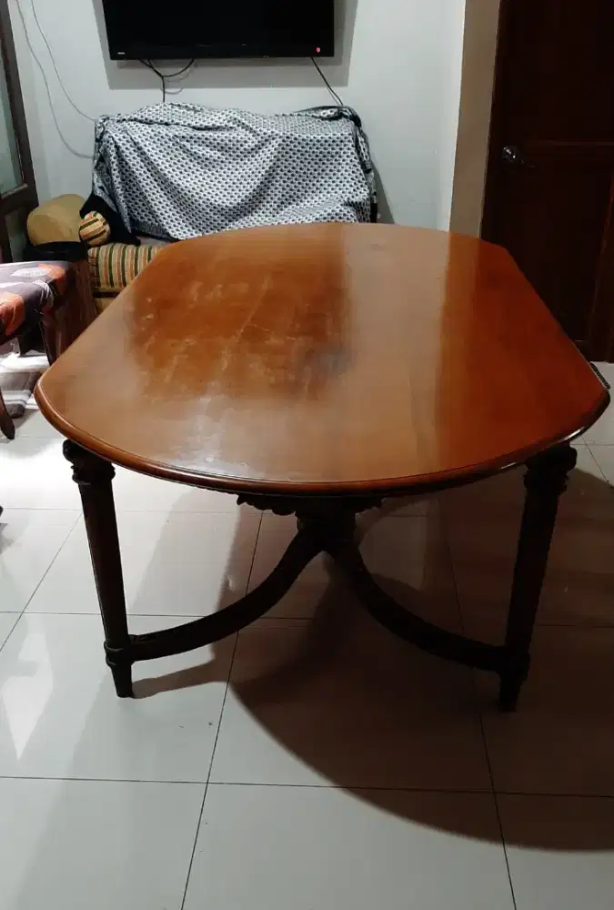 Meja makan jati klasik