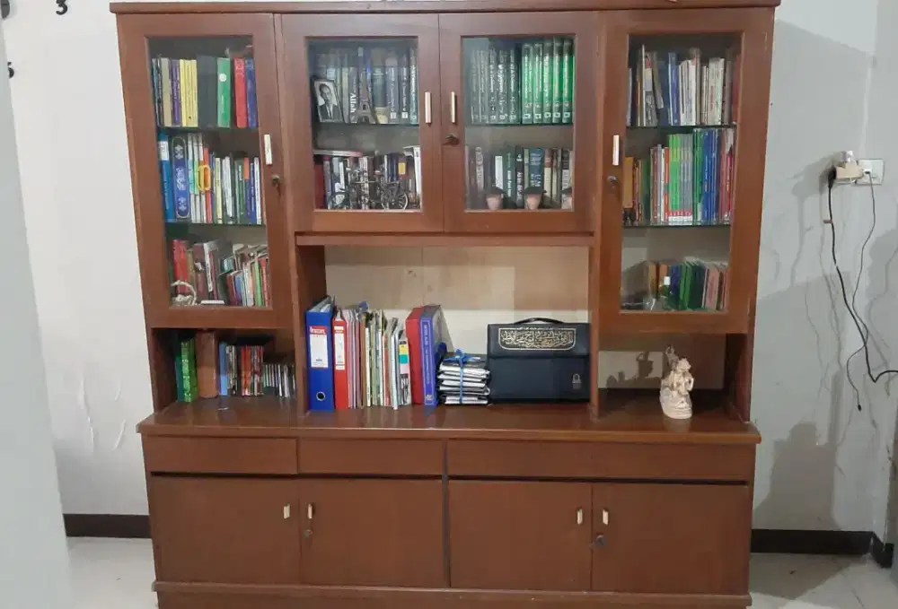Lemari buku/pajangan jati