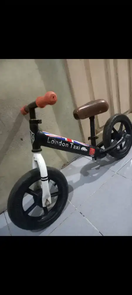 Jual balance bike anak london taxi good condition