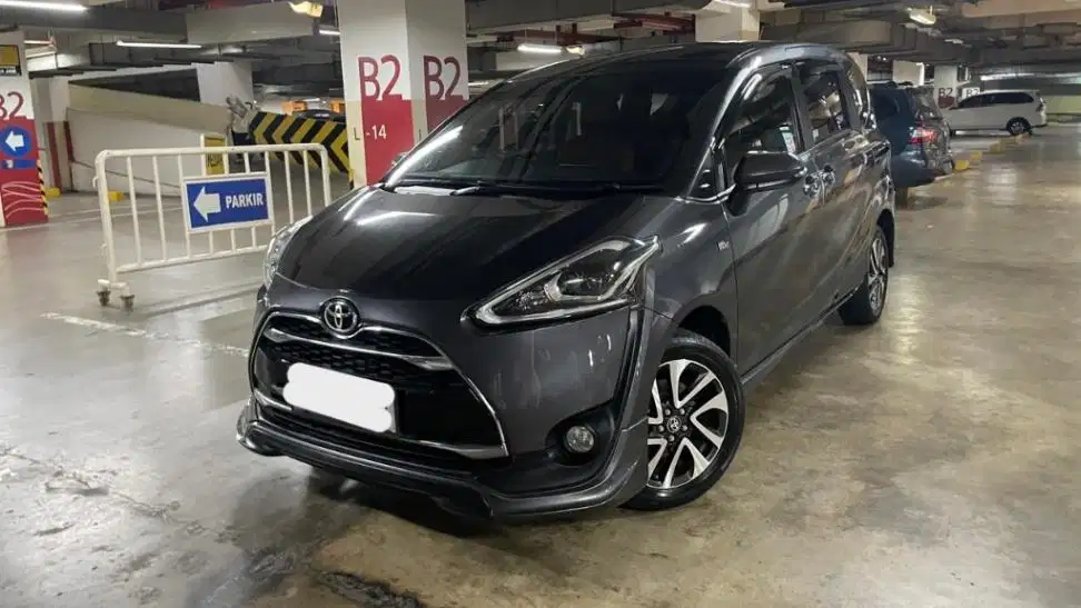 DP MURAH Toyota Sienta 1.5 Q Bensin-AT 2018 Abu CKKIB