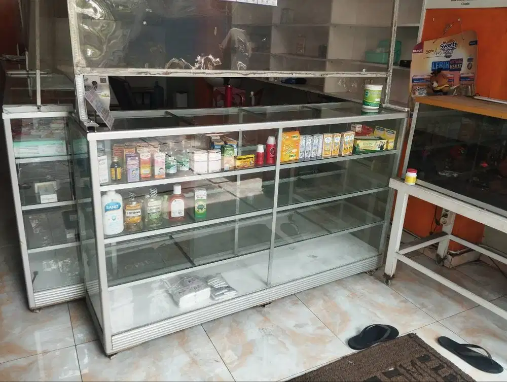 Etalase kaca pemakaian sekitar 2 tahun