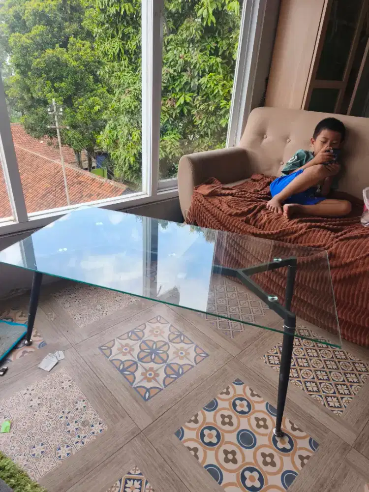 Meja tamu kaca informa