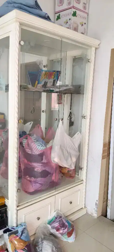 Lemari kaca masih bagus