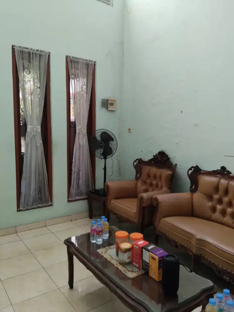 Art/pembantu perempuanb