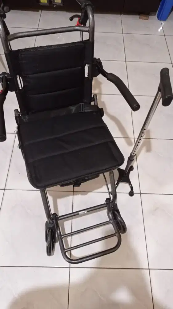 Kursi roda + tongkat