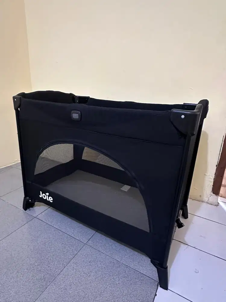 Joie baby box like new black color