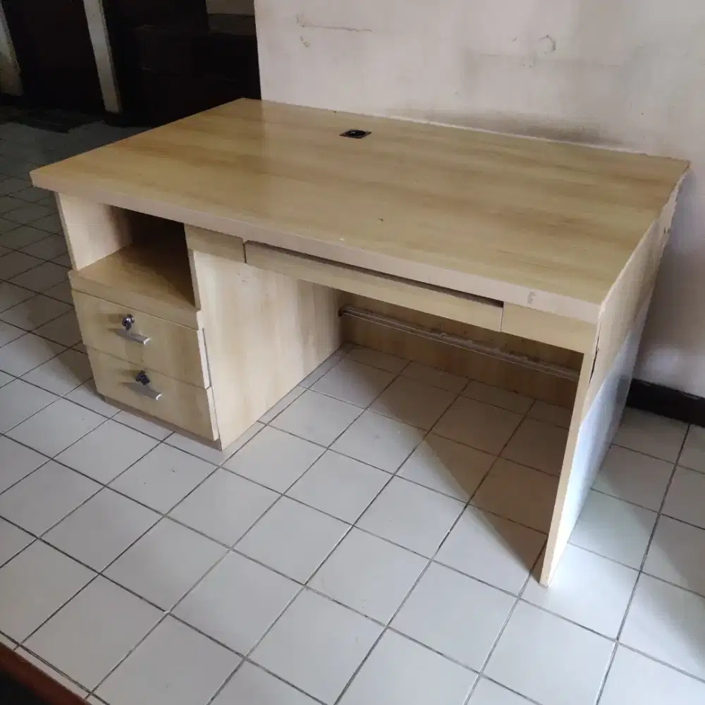 Di jual meja kantor