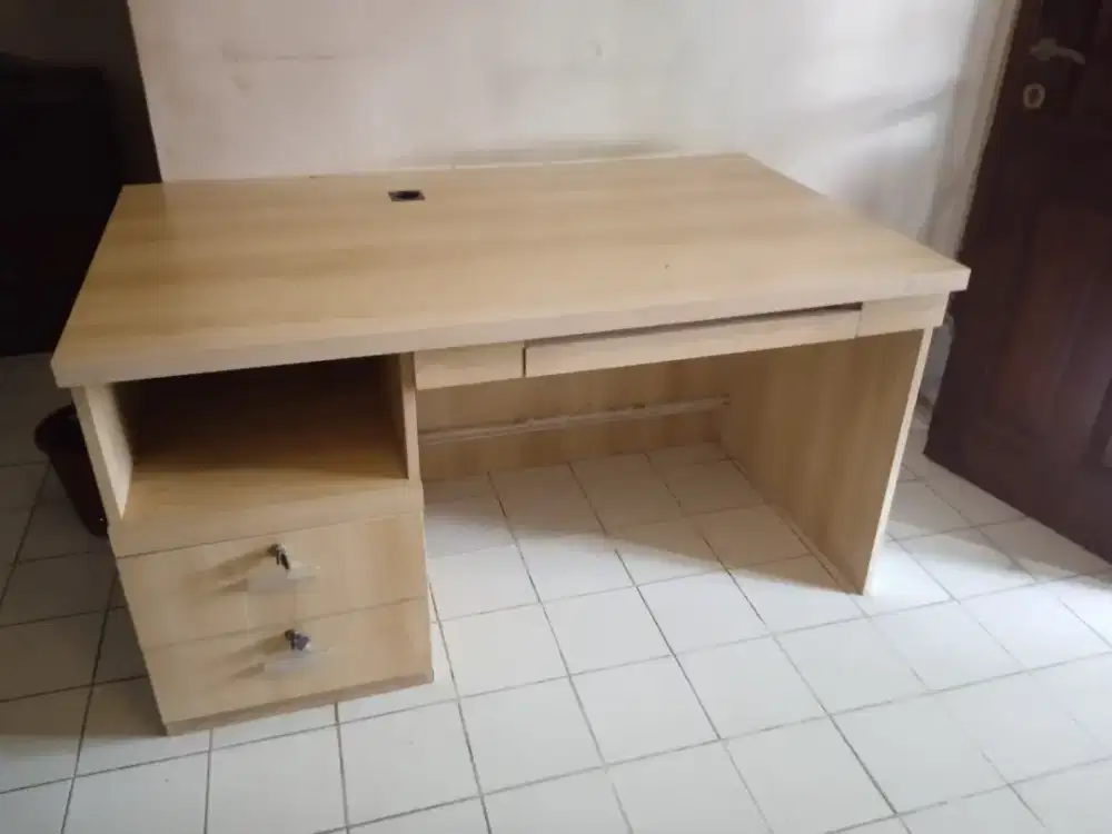 Meja kantor atau meja rumah