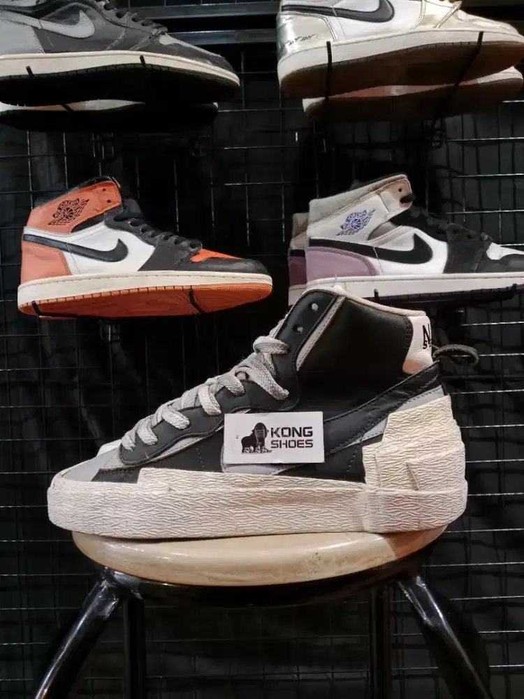 SEPATU BLZR MID SACAII BLACK GREY