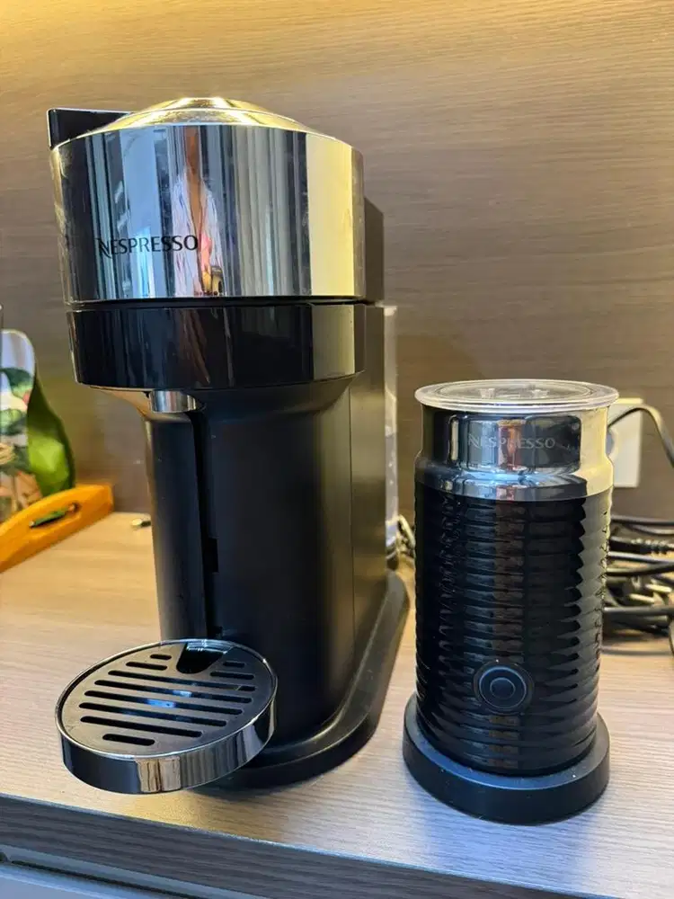 Mesin kopi nespresso dan Pengocok susu