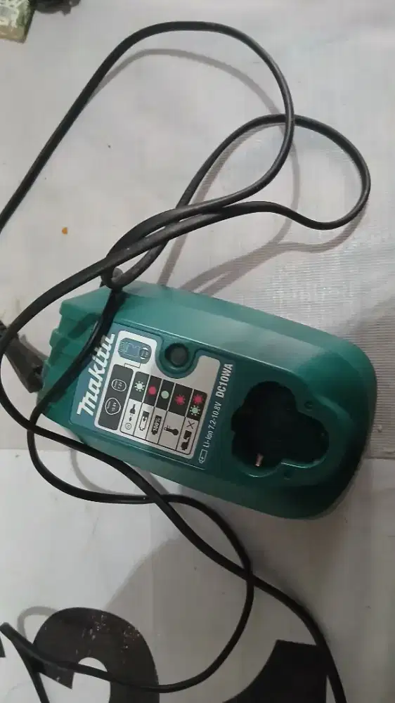 Apar + pengisi daya baterai