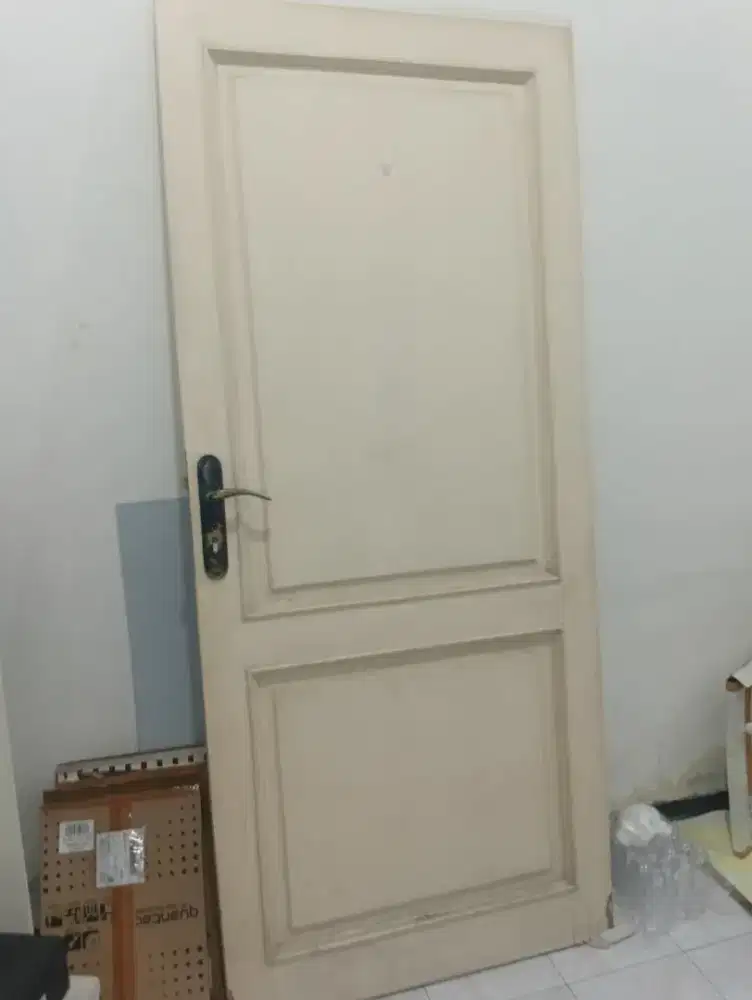 Pintu rumah utama berbahan kayu