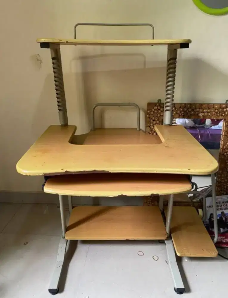 PRELOVED MEJA BELAJAR