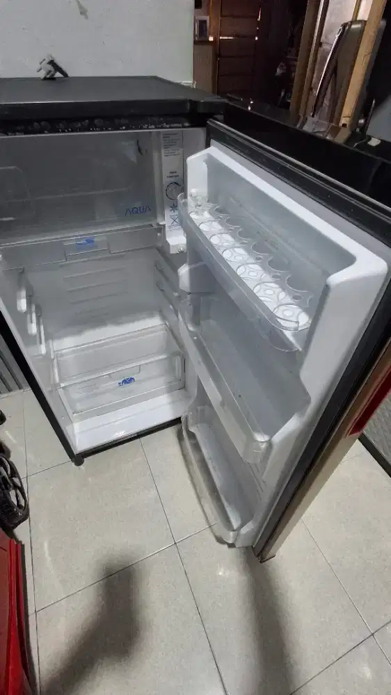 Kulkas AQUA Warna Hitam Lemari Es Pendingin Kulkas bekas