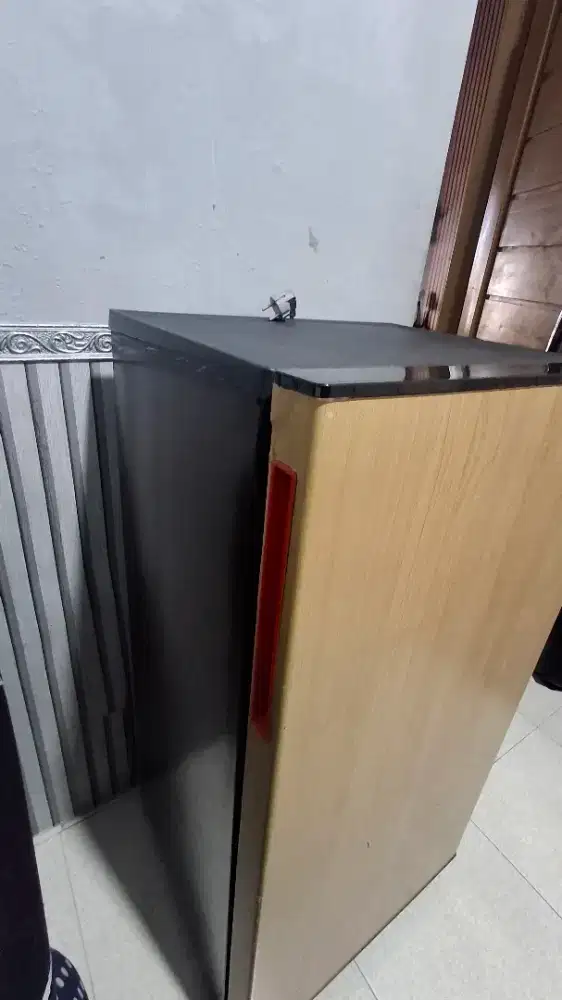 Kulkas AQUA Warna Hitam Lemari Es Pendingin Kulkas bekas