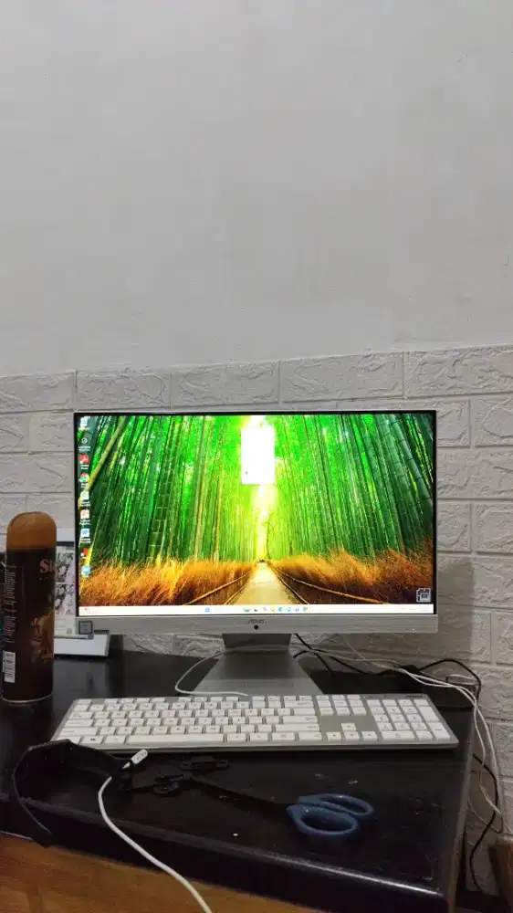 Dijual komputer desktop all-in-one ASUS kondisi masih bagus dan normal