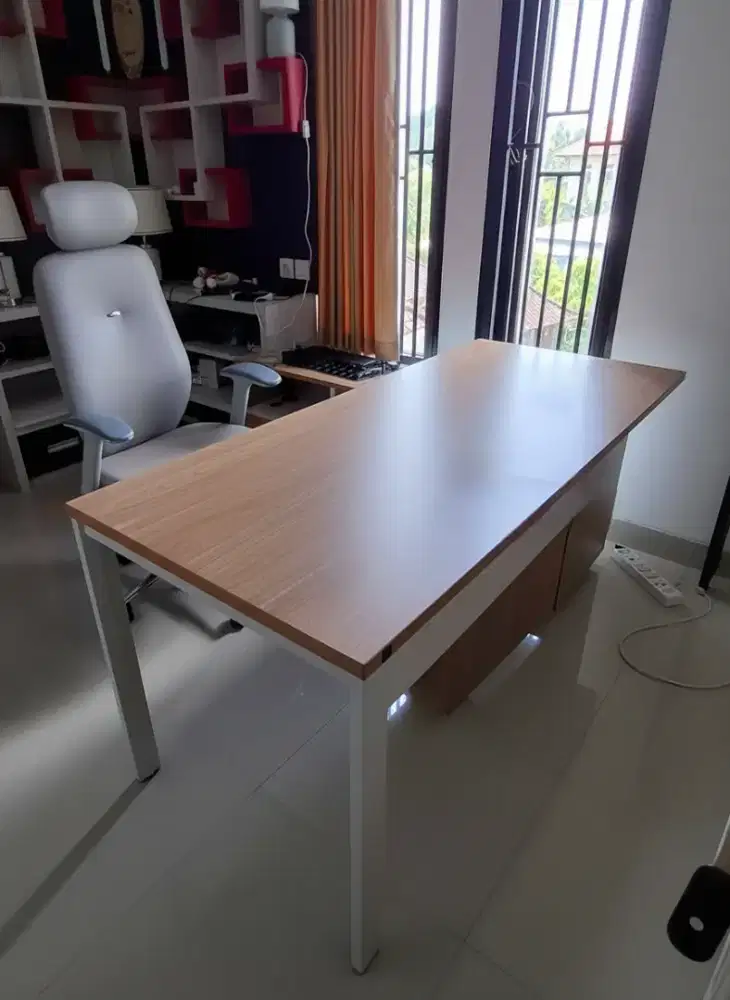 meja kursi kantor beserta 2 speaker dan 2 monitor
