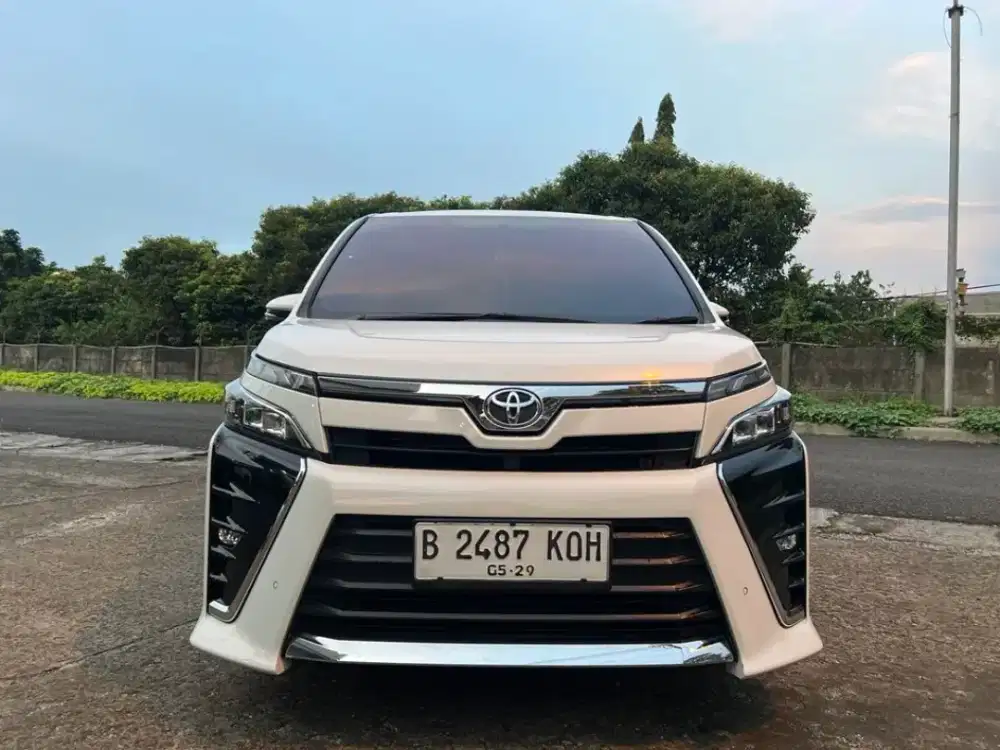 TOYOTA VOXY 2.0 AT (2019)