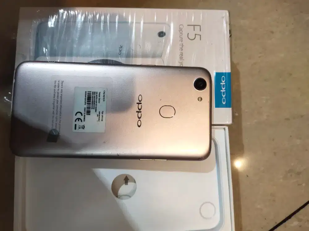 Jual hp second oppo F5 4/32 gold