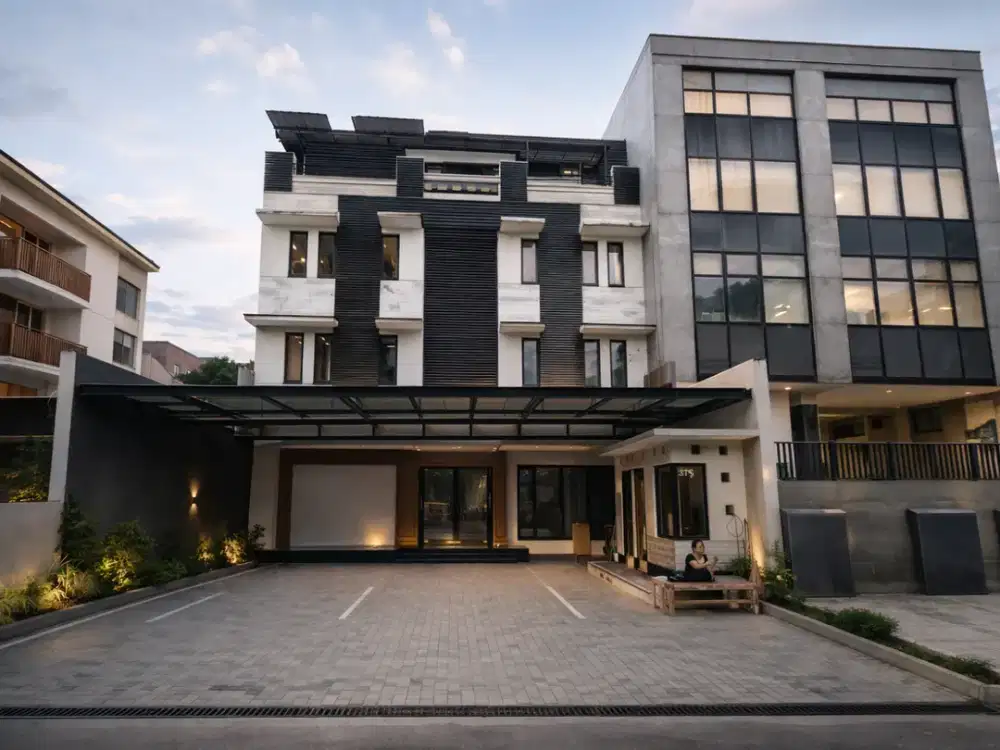 RUKO GANDENG 3,5 LANTAI SENAYAN KEBAYORAN BARU PARKIR LUAS DEKAT SENOPATI