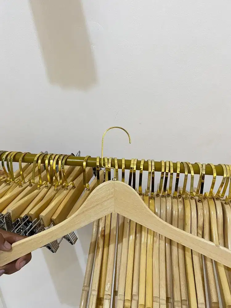 Gantungan baju kayu