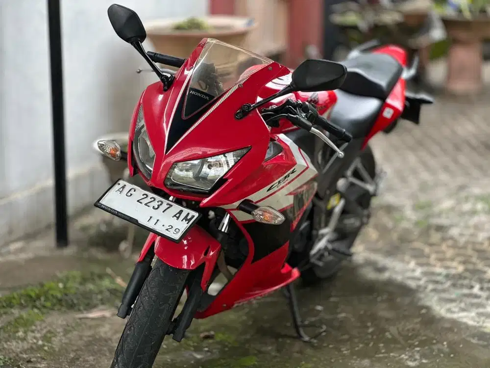 HONDA CBR150R - 2014 (MERAH) TANGAN PERTAMA