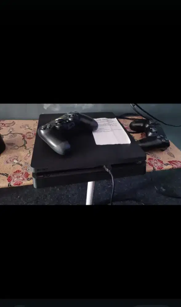 Di jual cepat ps 4 slim kondisi masih mulus