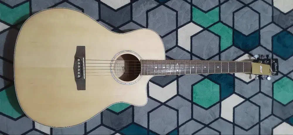Dijual Gitar Cort, barang mulus