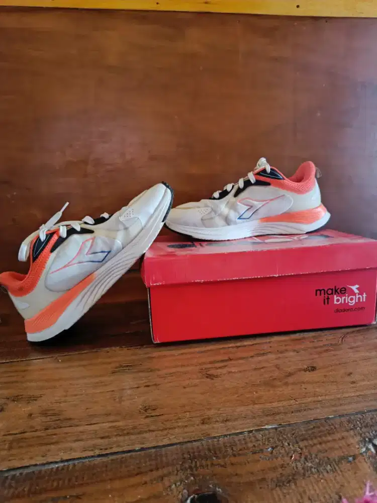 Nepis ~ Sepatu DIADORA