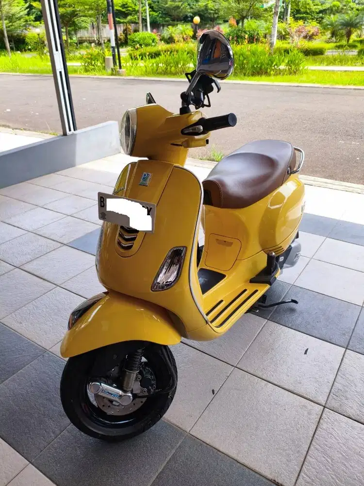 Jual Cepat Piaggio Vespa Matic Vesmet LX 2017 IGET Kuning KM Rendah