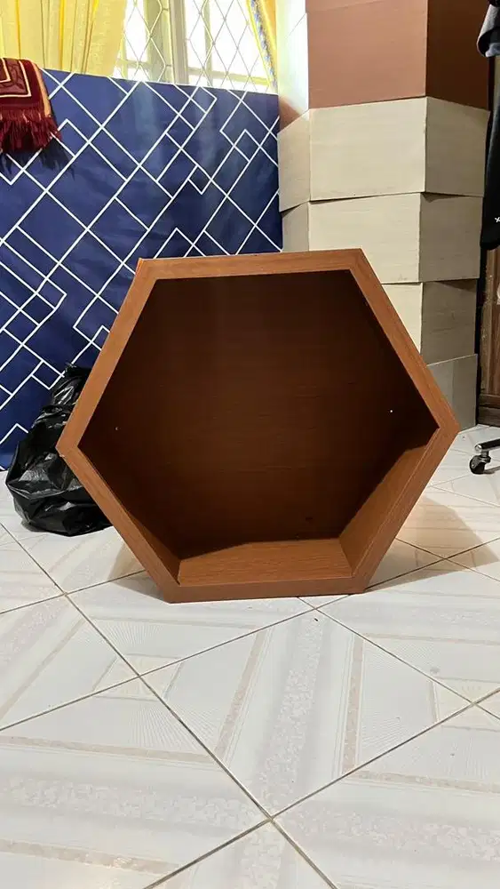 Rak bekas tas di toko