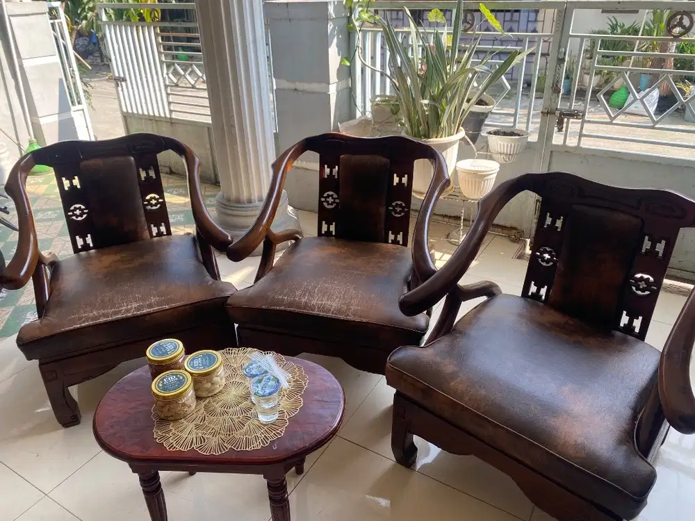 Satu set kursi dan meja bahan kayu jati