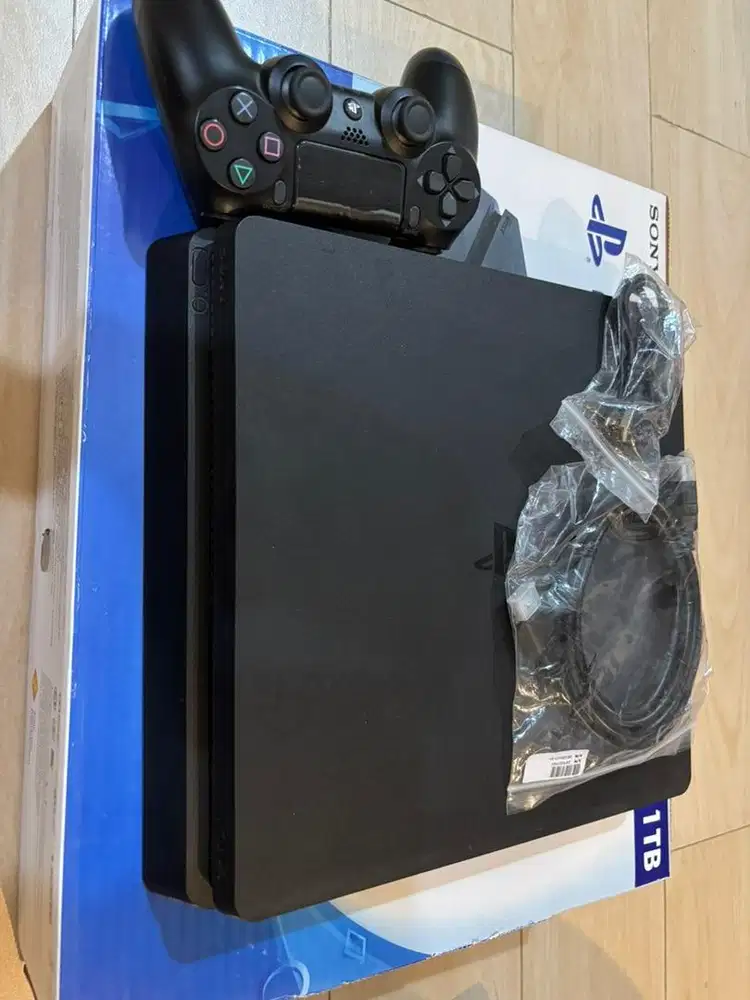 Ps 4 slim 1TB second good condition